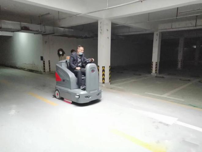 延安小区物业保洁不用人力改用驾驶式洗地机了